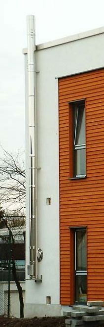 Außenschornstein einer Turnhalle