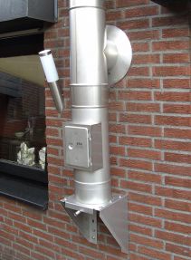 Beispiel eines doppelwandigen Außenkamins in mattem Edelstahl